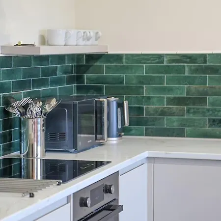 Townhouse - 2 Bed Luxury Apartment *