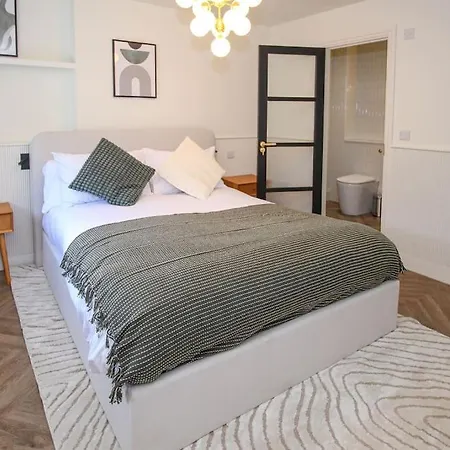 Townhouse - 2 Bed Luxury Apartment *
